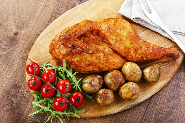 Setengah ayam panggang dengan kentang baru — Stok Foto