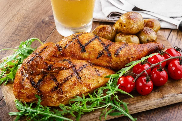 Pollo a la parrilla con patatas — Foto de Stock