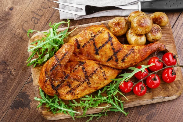 Frango grelhado com batatas metade — Fotografia de Stock