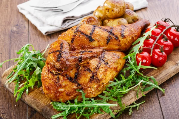 Gegrilltes Hühnchen mit Kartoffeln halb — Stockfoto