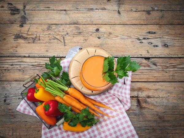 新鲜的挤压甜椒 胡萝卜 果汁蔬菜在一个杯子里 健康饮食 免版税图库图片