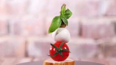 Kanape caprese, domates, mozzarella peyniri, zeytin, fesleğen, baget, 180 derece döner, aperatif açık büfe makro