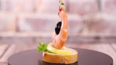Kanepe karidesi, limon, baget, zeytin, 180 derece dönüyor, meze büfesi, kapat.