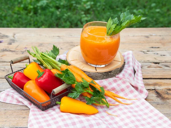 鲜榨蔬菜冰沙果汁甜椒 胡萝卜在杯子里 健康饮食 — 图库照片