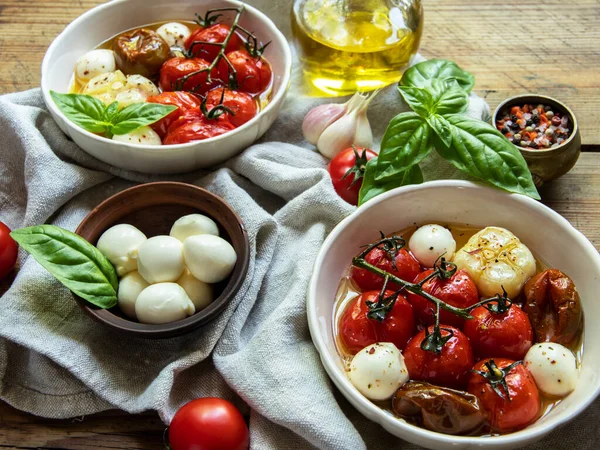 Salad Baked Tomato Basil Garlic Mozzarella Cheese Ceramic Dishes Cooking — Stock Photo, Image