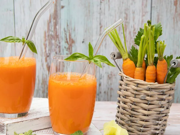 Frisch Gepresster Karottensaft Glas Auf Einer Holzoberfläche — Stockfoto