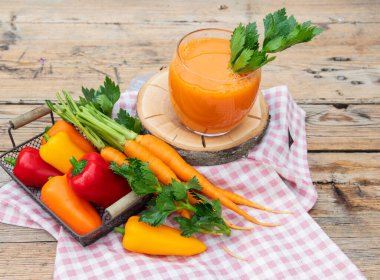 Taze sıkılmış meyve püresi biber, havuç, bardakta meyve suyu. Sağlıklı beslenme, detoks, diyet..