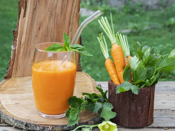 在木制表面的玻璃杯中加入新鲜的榨胡萝卜汁 乡村音乐风格健康饮食 节食和素食理念 — 图库照片