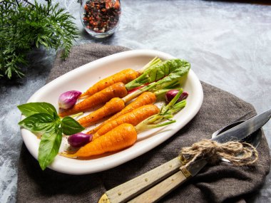 Fırında pişmiş havuç, fesleğen ve baharat. 