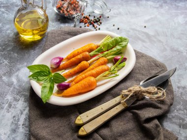 Fırında pişmiş havuç, fesleğen ve baharatlı vejetaryen yemeği.