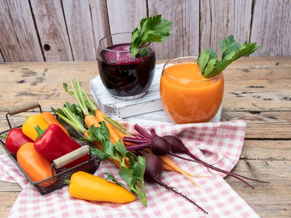 新鲜的榨汁甜椒 胡萝卜 甜菜在杯子里 健康饮食 — 图库照片