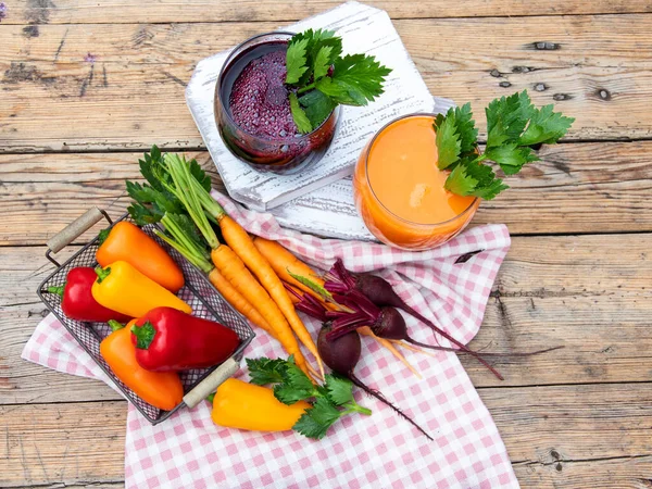 新鲜的榨汁甜椒 胡萝卜 甜菜在杯子里 顶部视图 健康饮食 — 图库照片