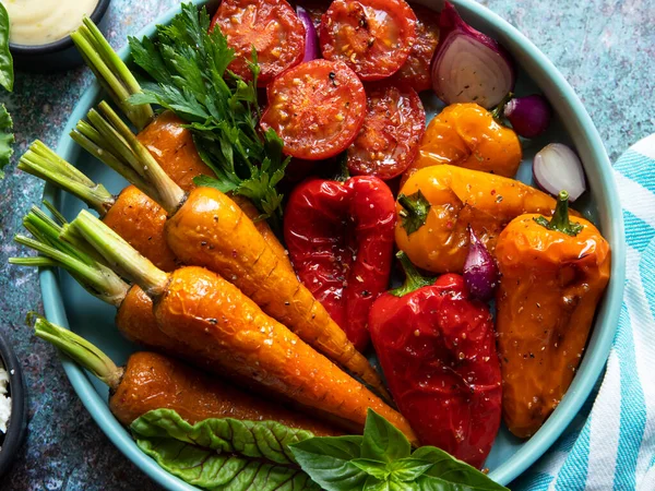 Baked Grill Baby Carrots Tomato Bell Pepper Plate Basil Spices — Stock Photo, Image