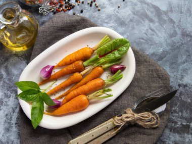 Fırında pişmiş havuç, fesleğen ve baharatlı vejetaryen yemeği. Üst görünüm