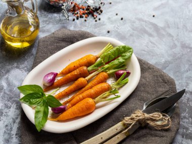 Fırında pişmiş havuç, fesleğen ve baharatlı vejetaryen yemeği. Üst görünüm