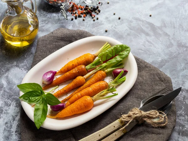 Fırında pişmiş havuç, fesleğen ve baharatlı vejetaryen yemeği. Üst görünüm