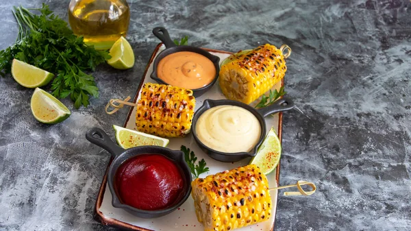 Grilled Yellow Corn Spices Lime White Red Orange Sauce Portion — 图库照片