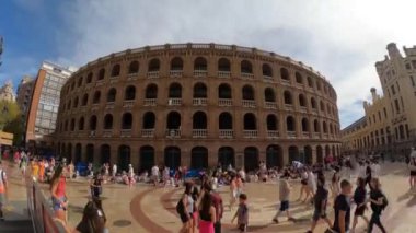  Timelapse Colosseum Valencia İspanya halkı 10 Eylül 2022 'de sokakta yürüyordu.