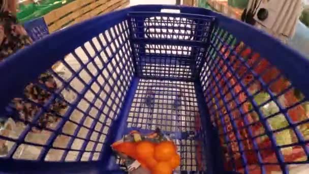 Time Lapse Shopping Carro Cesta Del Supermercado Rápidamente Lleno Frutas — Vídeos de Stock
