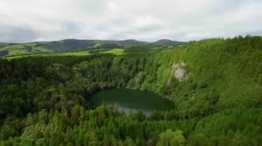 Volkanik krater gölü Lagoa do Congro, Sao Miguel Adası Azores 15 Ekim 2022
