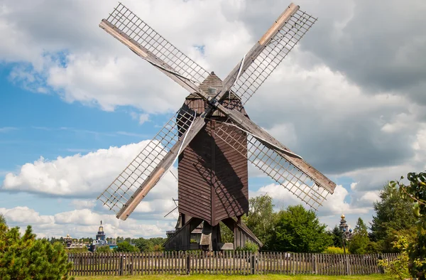 Moulin en journée d'été — Photo