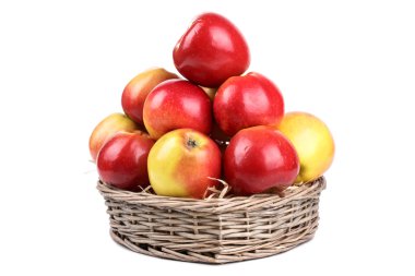 Sepette kırmızı elmalar