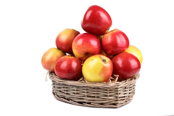 Pommes rouges dans le panier — Photo