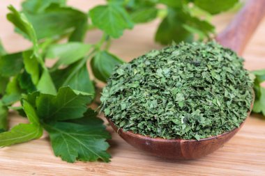 taze maydanoz ve kuru