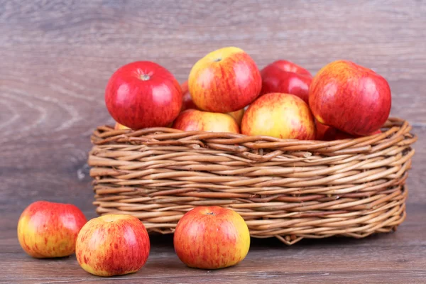 Äpplen i en korg — Stockfoto