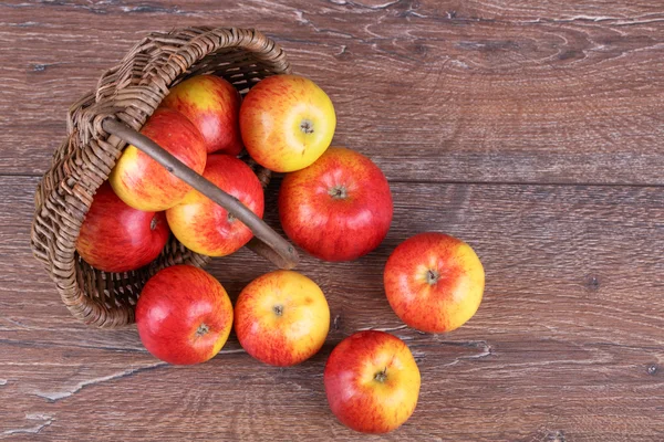 Pommes dans un panier — Photo