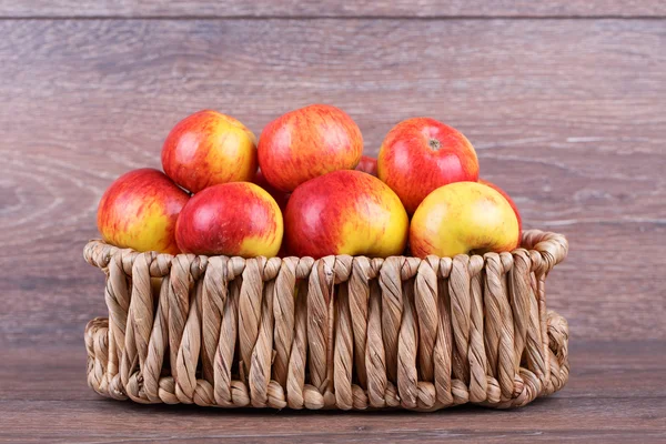 Apples in a basket — Stock Photo, Image