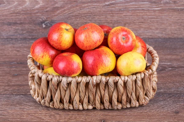 Apples in a basket — Stock Photo, Image