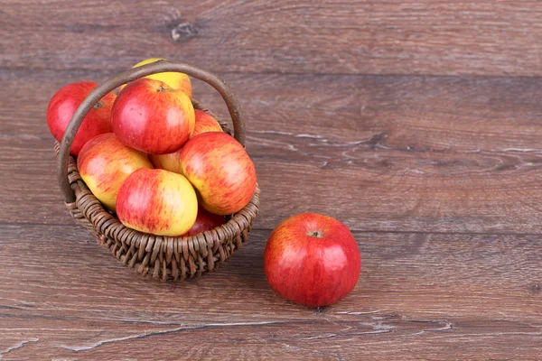 Appels in een mand — Stockfoto