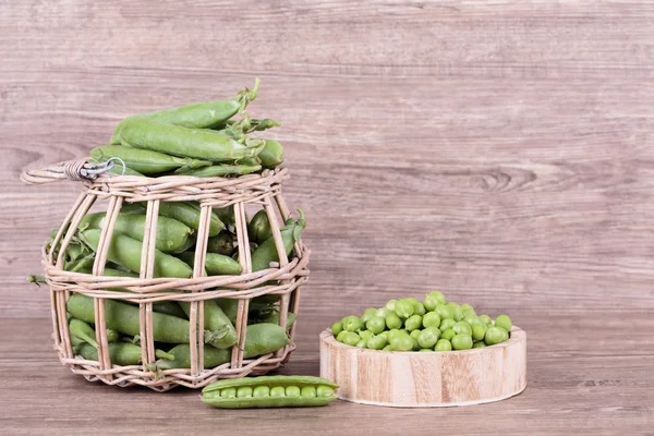 Peas in a basket — Stock Photo, Image