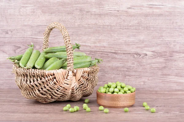 Peas in a basket — Stock Photo, Image
