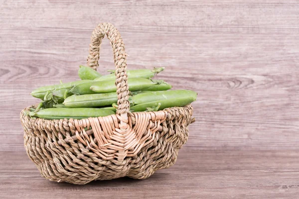 Petits pois dans un panier — Photo