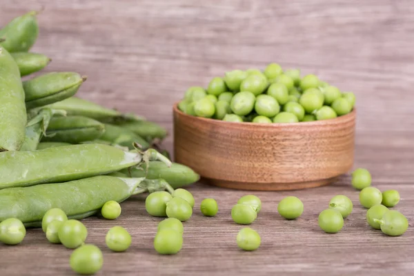 Peas in a wooden bowl — Stock Photo, Image