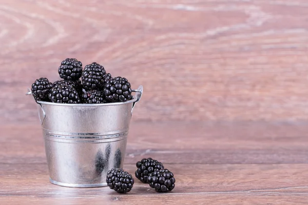Черные ягоды в буфете — стоковое фото