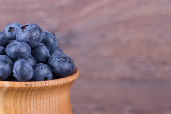 Blaubeeren in Holzschale — Stockfoto