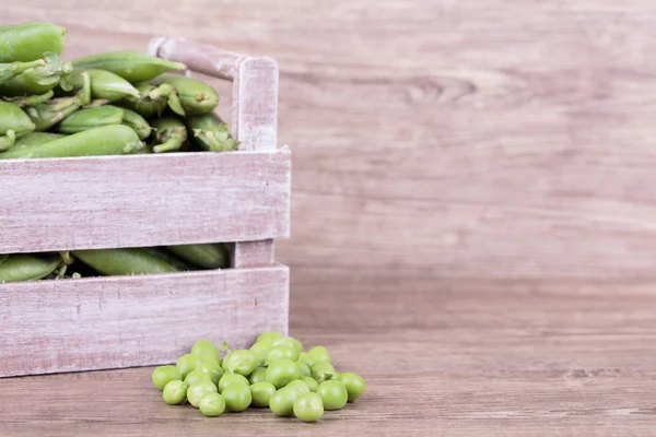 Peas in wooden box — Stock Photo, Image