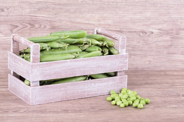 Peas in wooden box — Stock Photo, Image