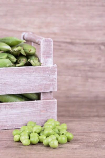 Peas in wooden box — Stock Photo, Image