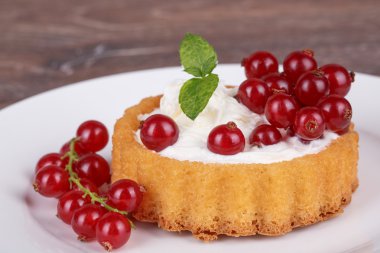 çilek ile kek sepeti