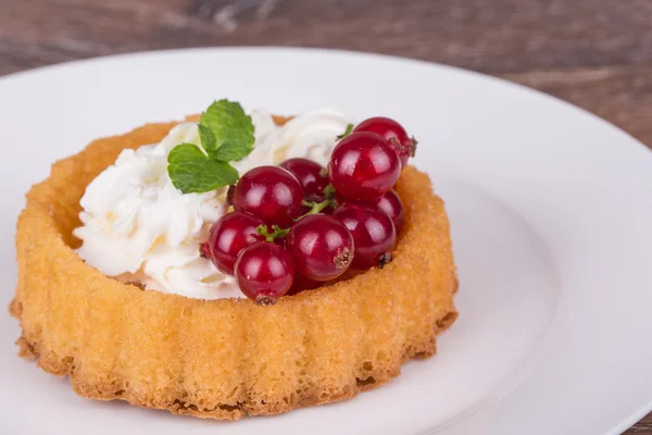 Cake basket with berries — Stock Photo, Image