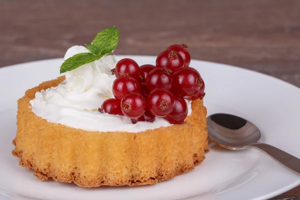 Cake basket with berries — Stock Photo, Image