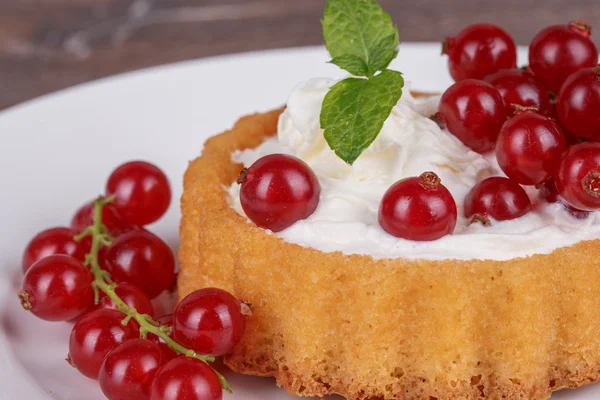 Cake basket with berries — Stock Photo, Image