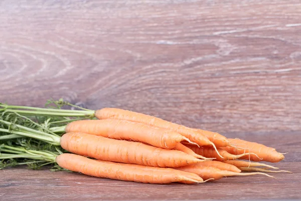 Karotten mit Tops — Stockfoto