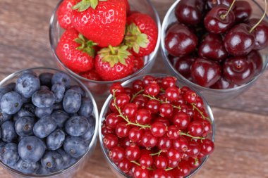 Bardaktaki çilekler.