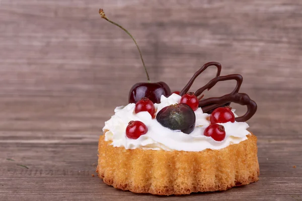 Cake basket with berries — Stock Photo, Image