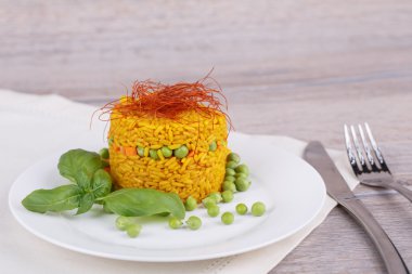 Yeşil bezelye ile pirinç